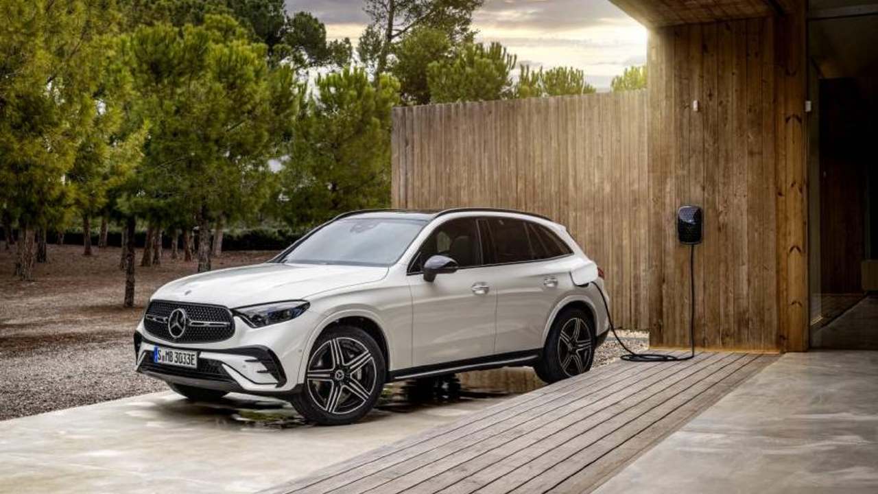 Mercedes-Benz GLC 350e PHEV Front Three Quarters